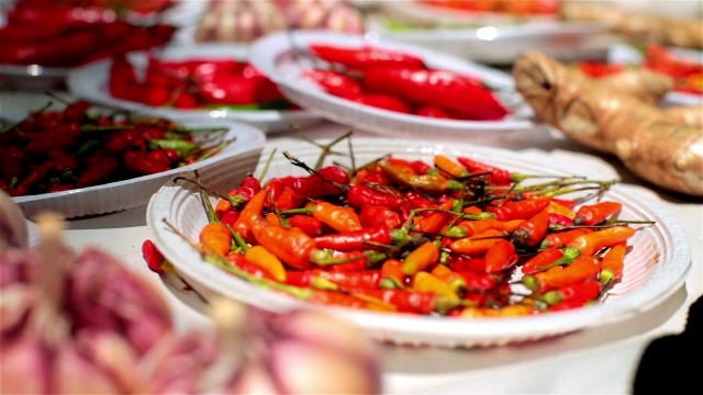 巴西市场上展示着各种辣椒和蒜瓣视频素材