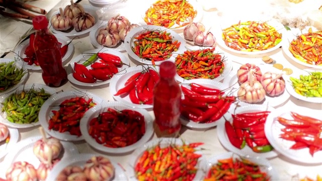 巴西市场上展示着五颜六色的辣椒和蒜瓣视频素材