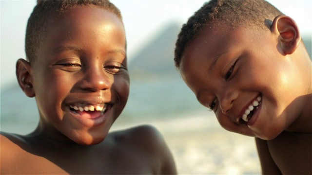 两个巴西男孩在博塔福科海滩上笑得歇斯底里视频素材