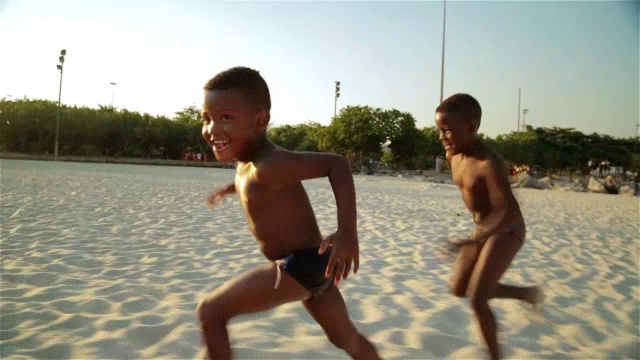 男孩赛车的朋友在博塔弗戈海滩检查后，对着镜头微笑视频素材