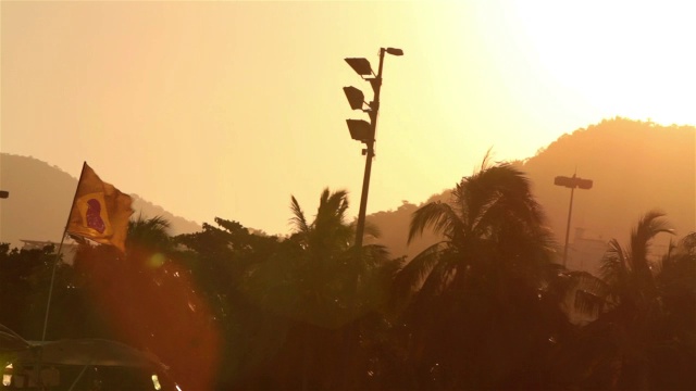 阳光明媚的博塔弗戈海滩上，巴西国旗迎风飘扬视频素材