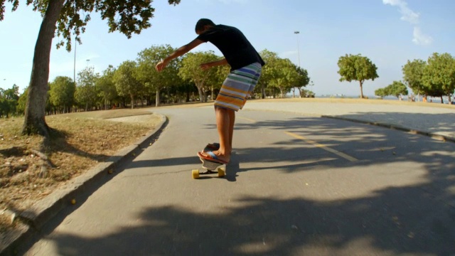 巴西青少年溜冰里约热内卢街在长板慢动作视频素材