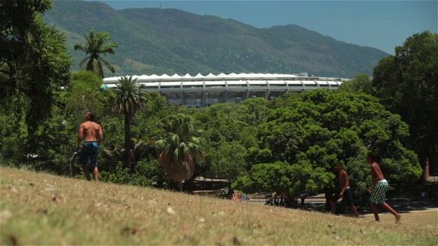 巴西足球运动员在俯瞰世界杯体育场的山坡上耍酷视频素材