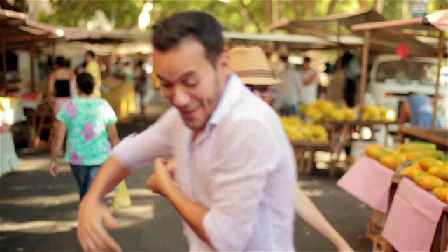 可爱的巴西夫妇在露天市场摇摆和跳舞视频下载