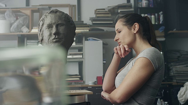 女艺术家雕刻脸部视频素材