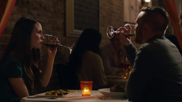 在浪漫的烛光餐厅里，年轻的情侣们举杯共进晚餐视频素材