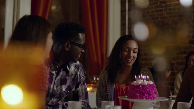 朋友们鼓掌时，女人许了个愿，吹灭了生日蛋糕上的蜡烛视频下载