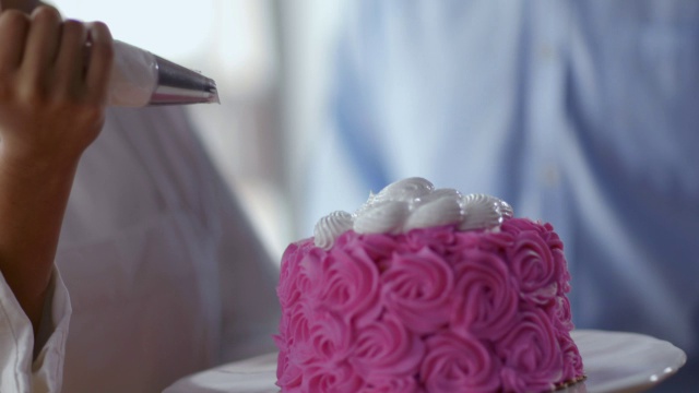 餐厅老板监督糕点师与美食蛋糕视频素材