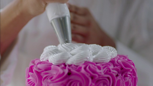 糕点师为美味蛋糕做最后的润色视频素材