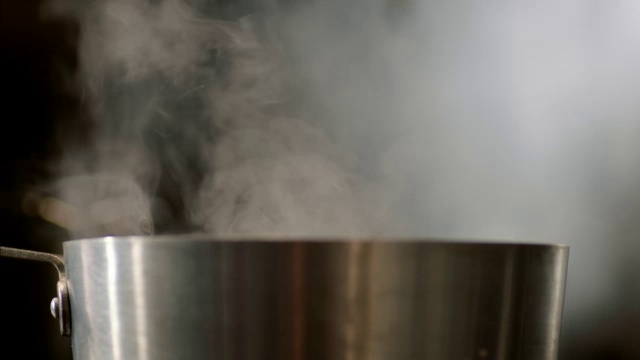 餐厅厨房的锅里冒出蒸汽视频素材