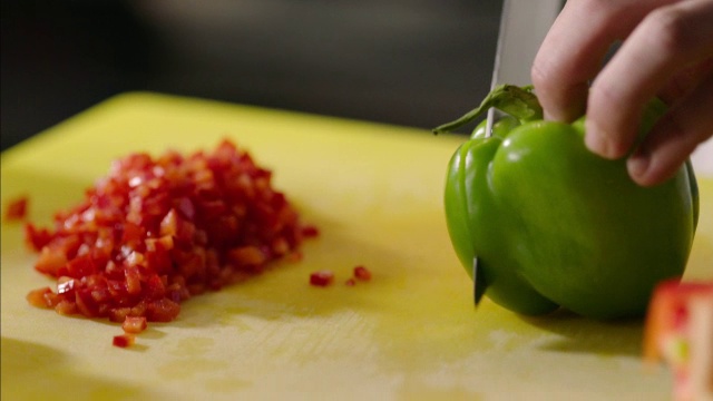餐厅厨师将青椒切在餐厅厨房的砧板上视频素材