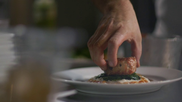 餐厅厨师将牛排放在餐厅厨房的美食上视频素材