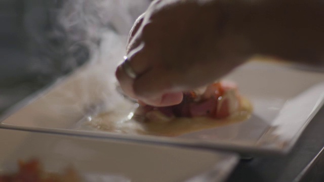 美食厨师将蒸龙虾放在餐厅厨房的扇贝上视频素材