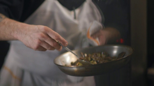 餐厅厨师将新鲜的煮豆玉米放在平底锅里，放在厨房的餐盘上视频素材