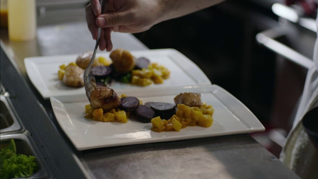 美食厨师在餐厅厨房里用白胡桃、南瓜和紫土豆做煎扇贝视频素材