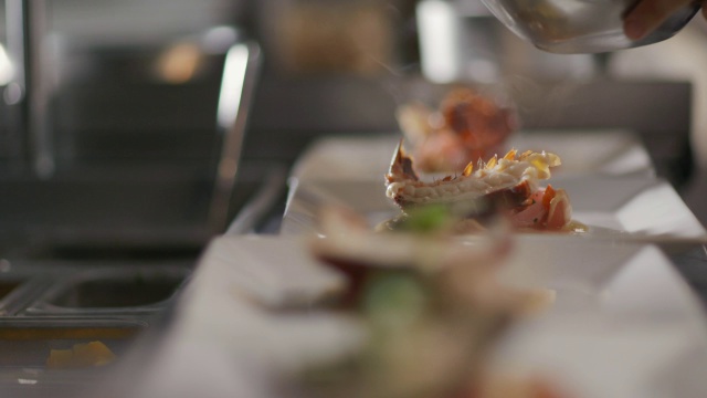 餐厅厨师在餐厅厨房装饰美味的龙虾菜肴视频下载