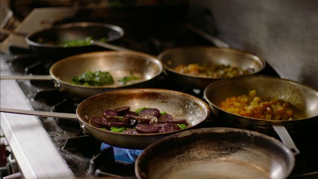 餐厅厨师将甜菜放在厨房拥挤的煤气炉上视频素材