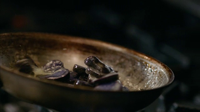 在餐厅的厨房里，厨师用慢动作将一锅甜菜扔在煤气炉上视频素材