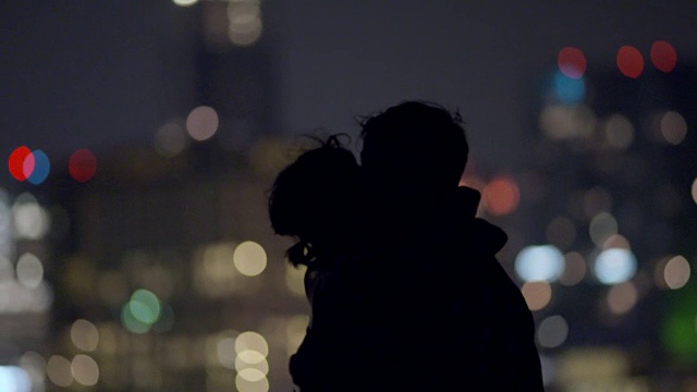 一名年轻女子搂着她的男友，俯瞰奥斯汀市的天际线视频素材