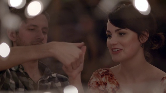 可爱的年轻夫妇拇指摔跤竞争在奥斯汀酒吧视频素材