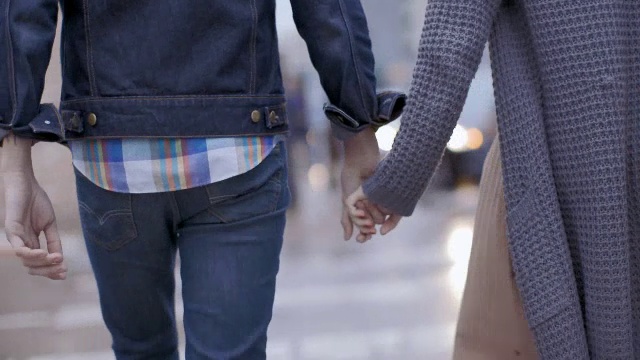 年轻夫妇手牵手穿过奥斯汀市中心视频素材