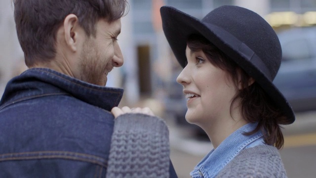 迷失的年轻夫妇在城市街角环顾并亲吻视频素材