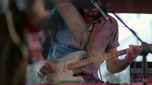 两个吉他手在舞台上摇滚现场音乐展示在奥斯汀，得克萨斯州视频素材