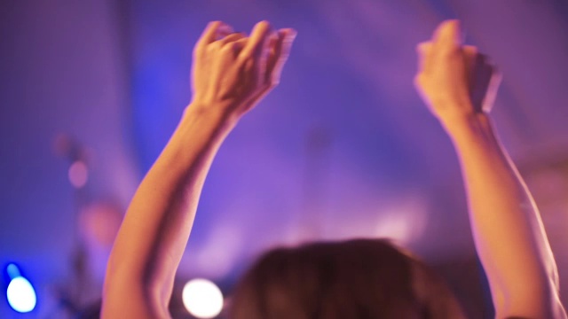 一名年轻女子在户外音乐节上挥舞着她的手视频素材