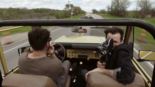 朋友们在经典的Bronco公路旅行扔在空中的手和记录驾驶与老式的电影相机视频素材