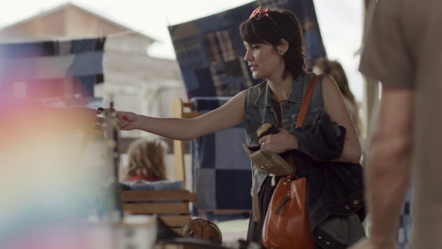 在德克萨斯州的跳蚤市场，一位年轻女子将信用卡递给收银台的收银员视频素材