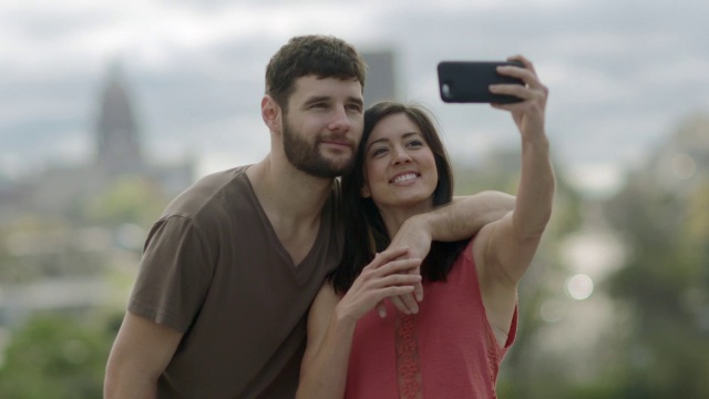 一对年轻夫妇在德克萨斯州奥斯汀市上空自拍视频素材