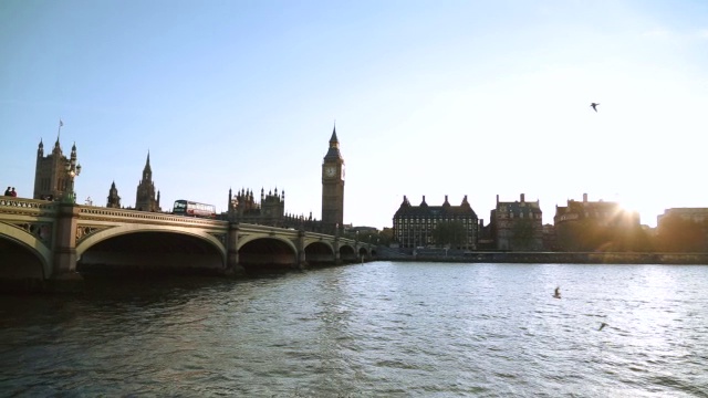 在伦敦，宽PAN双层巴士穿过大桥，鸟儿飞过，背景是大本钟视频下载