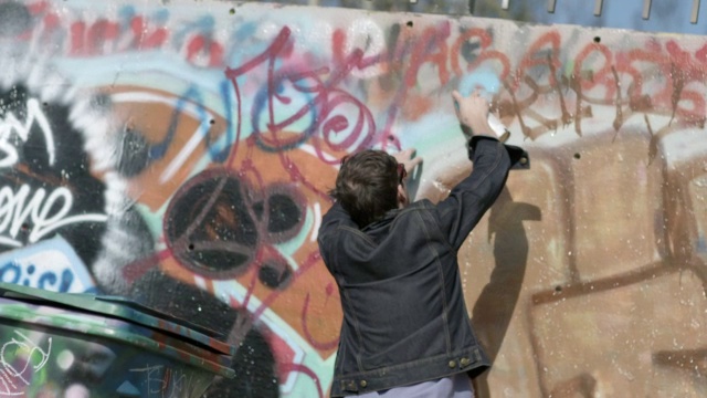 年轻人把名字喷在涂鸦墙上视频下载