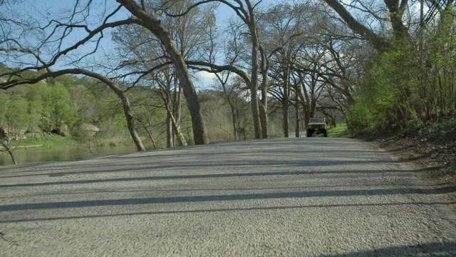 在公路旅行的朋友驾驶着经典的福特野马在风景优美的河边视频素材