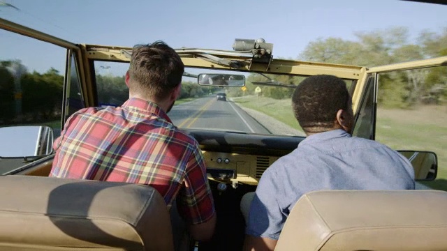 两个家伙在公路旅行拍手在经典野马视频素材