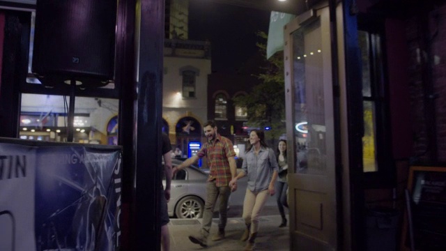 一群朋友欢迎门卫，并进入奥斯汀酒吧在西南音乐节期间视频素材
