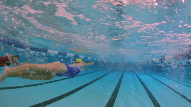 在自由泳比赛中，游泳运动员要在游泳池的尽头转弯。视频下载