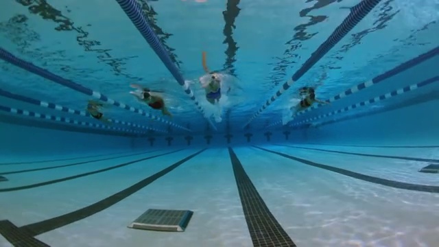游泳运动员在自由泳比赛中击败对手。视频素材