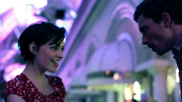 一对被迷住的年轻夫妇在拉斯维加斯市中心的弗里蒙特街一起跳舞视频下载