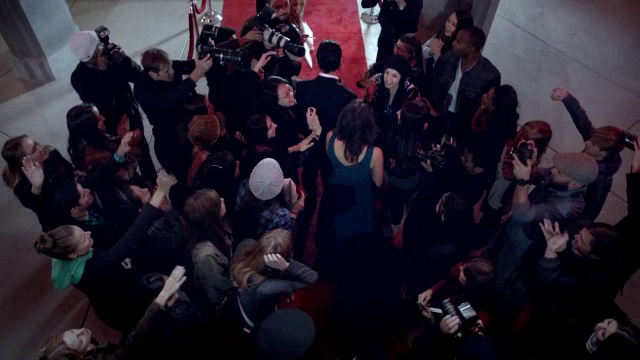 一对名人夫妇在颁奖礼的世界首映式红地毯上为粉丝签名视频下载