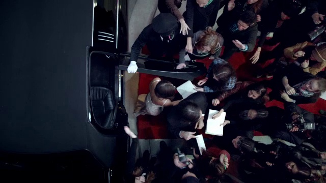 明星夫妇走出豪华轿车，在颁奖典礼的红地毯上为粉丝签名视频下载
