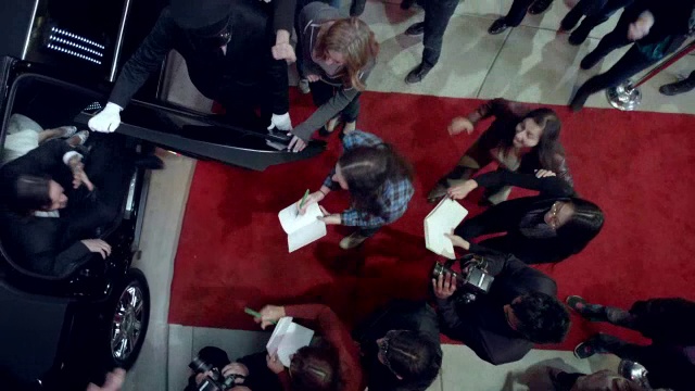 明星夫妇走出豪华轿车，给粉丝签名，走上颁奖典礼的红地毯视频下载