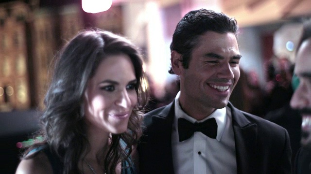 好莱坞情侣们在颁奖礼的红毯首映式上谈笑风生视频素材