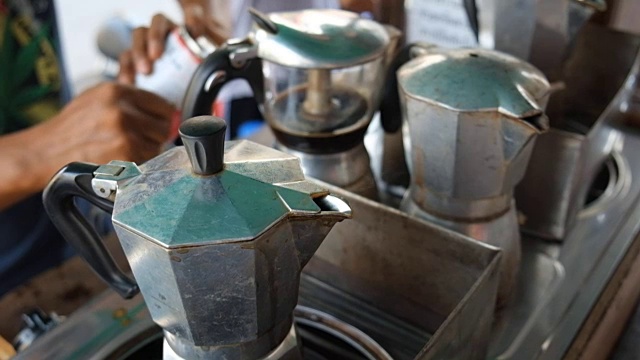 摩卡壶用咖啡壶煮热咖啡视频素材