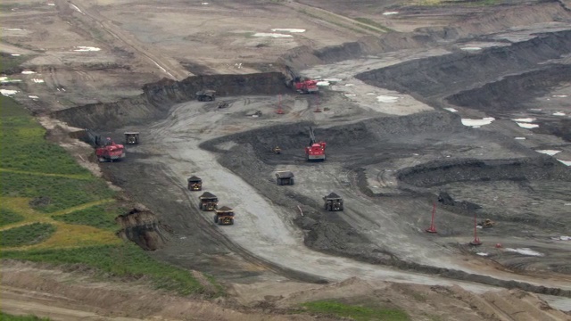 重型设备在加拿大麦克默里堡附近的一个露天矿场作业。视频素材