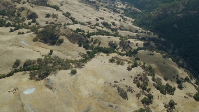 鸟瞰图的灌木丛覆盖的山麓在奥隆荒野地区，北加州。视频素材