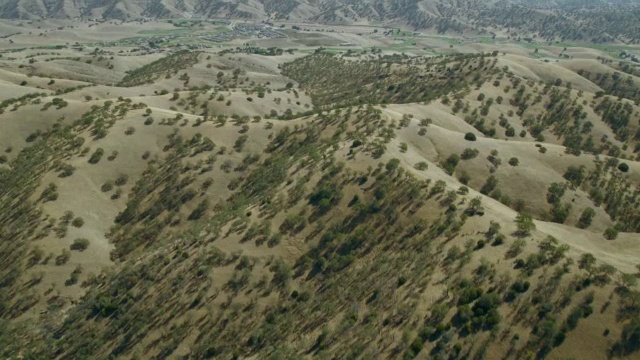 代阿布洛格兰德绿洲社区坐落在加利福尼亚州北部历史悠久的牧场的山丘上。视频素材
