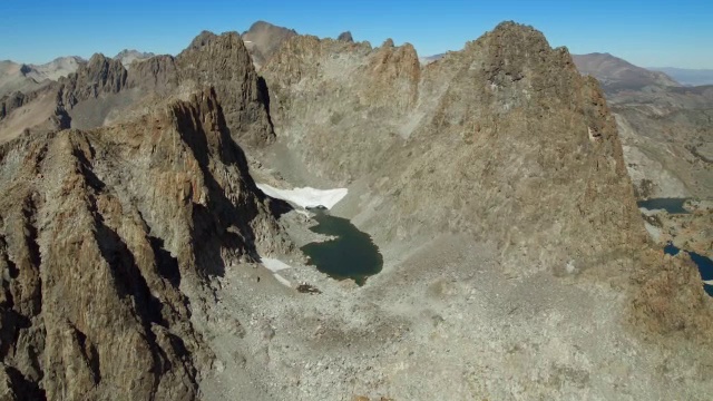 尖塔耸立在里特山脉，内华达山脉，加利福尼亚。视频下载