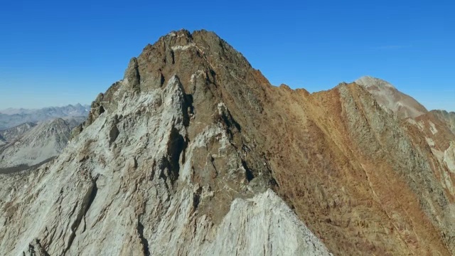 鸟瞰图的红白山和红石板山，两个山峰在约翰缪尔荒野地区的内华达山脉。视频下载