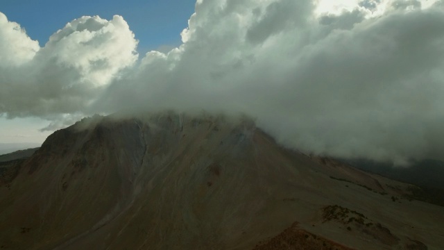拉森火山国家公园的拉森火山东北面上空云雾缭绕。视频素材